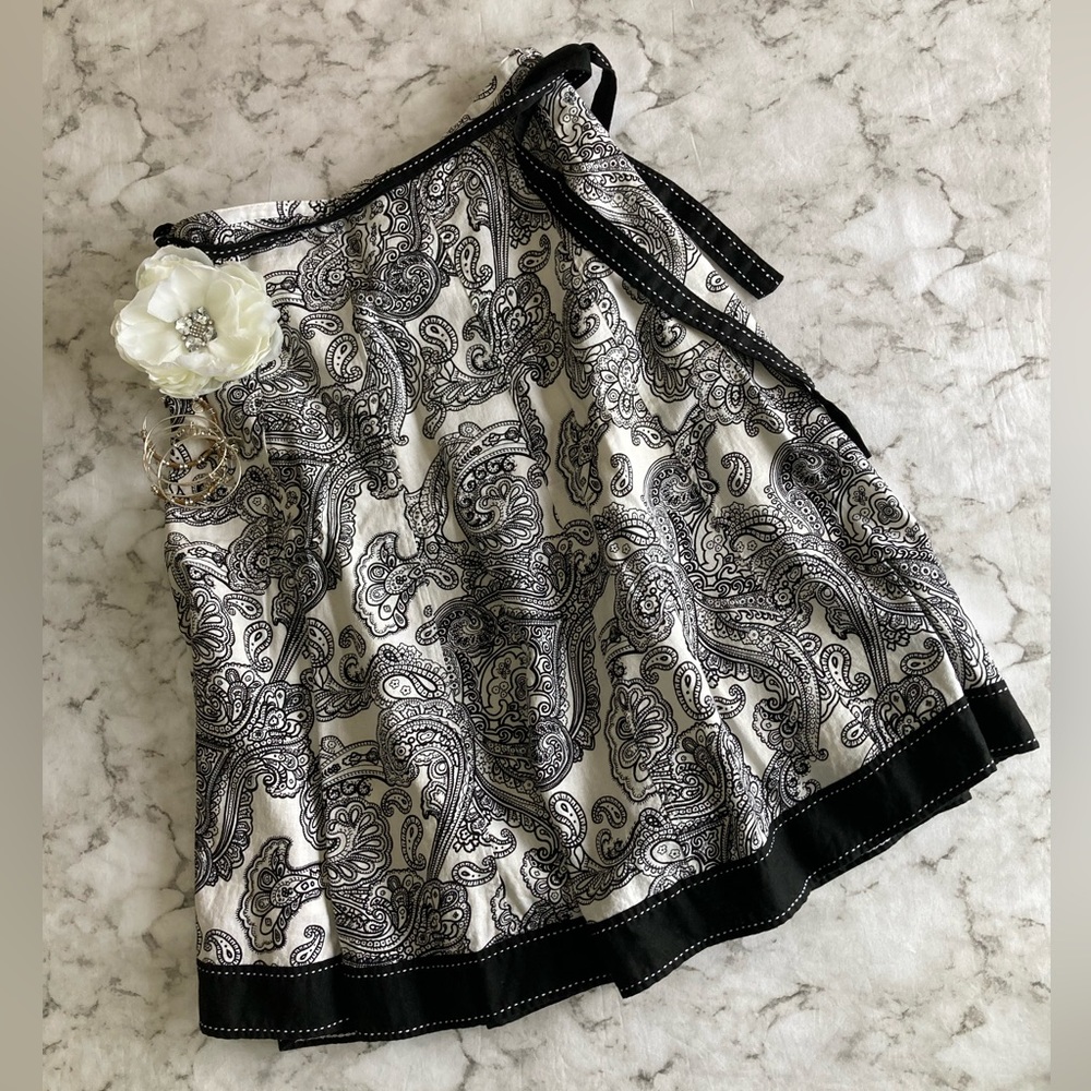 Black and white paisley design skirt